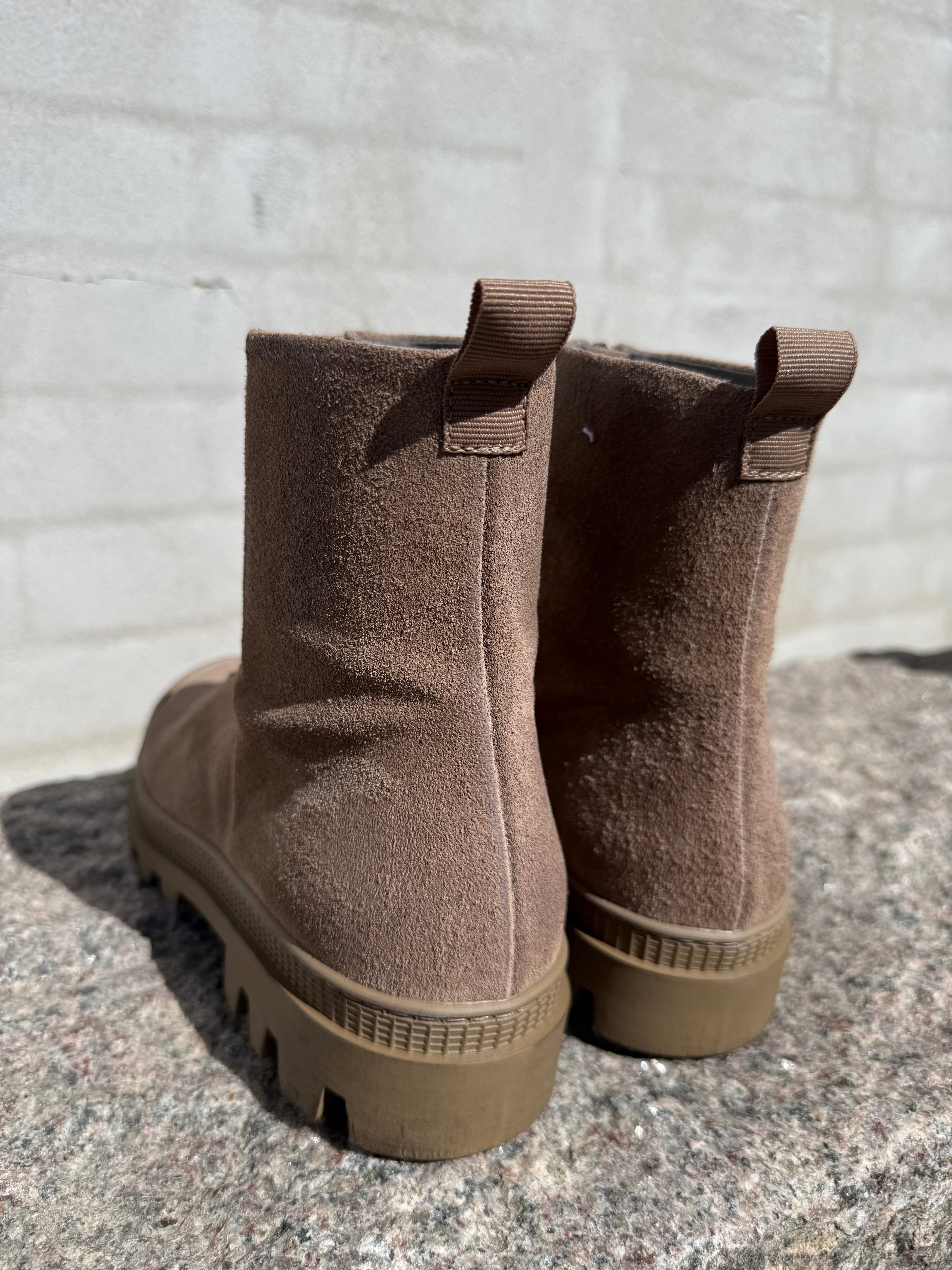 Lofina Boots 10400 London Cardboard