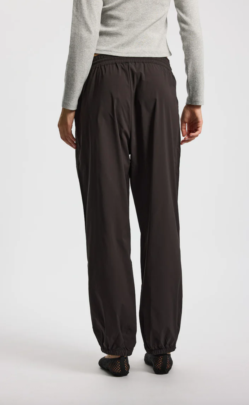 Rethinkit Studios Track Loose Pants Palma Almost Black